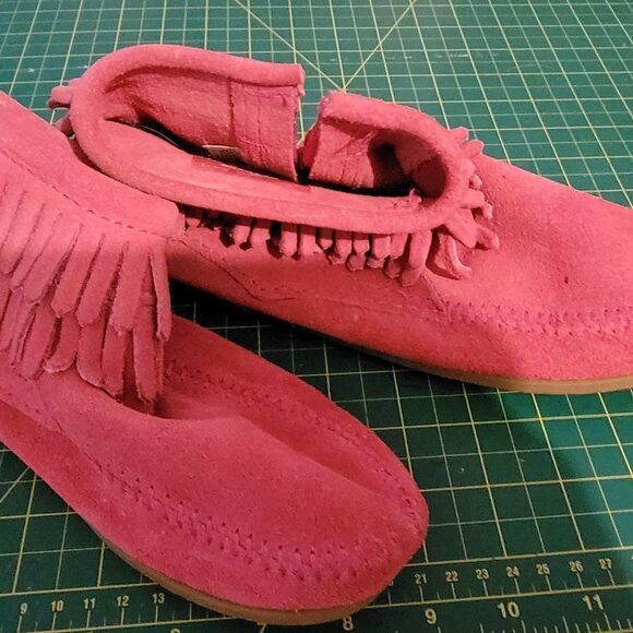 * MINNETONKA GIRLS' PINK SUEDE ROUND TOE MOCCASINS Nwot - Picture 4 of 8